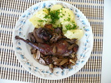 Dobrý bažantí stehýnko pečené s kuřecími jatýrky na houbách, brambory a špenát.